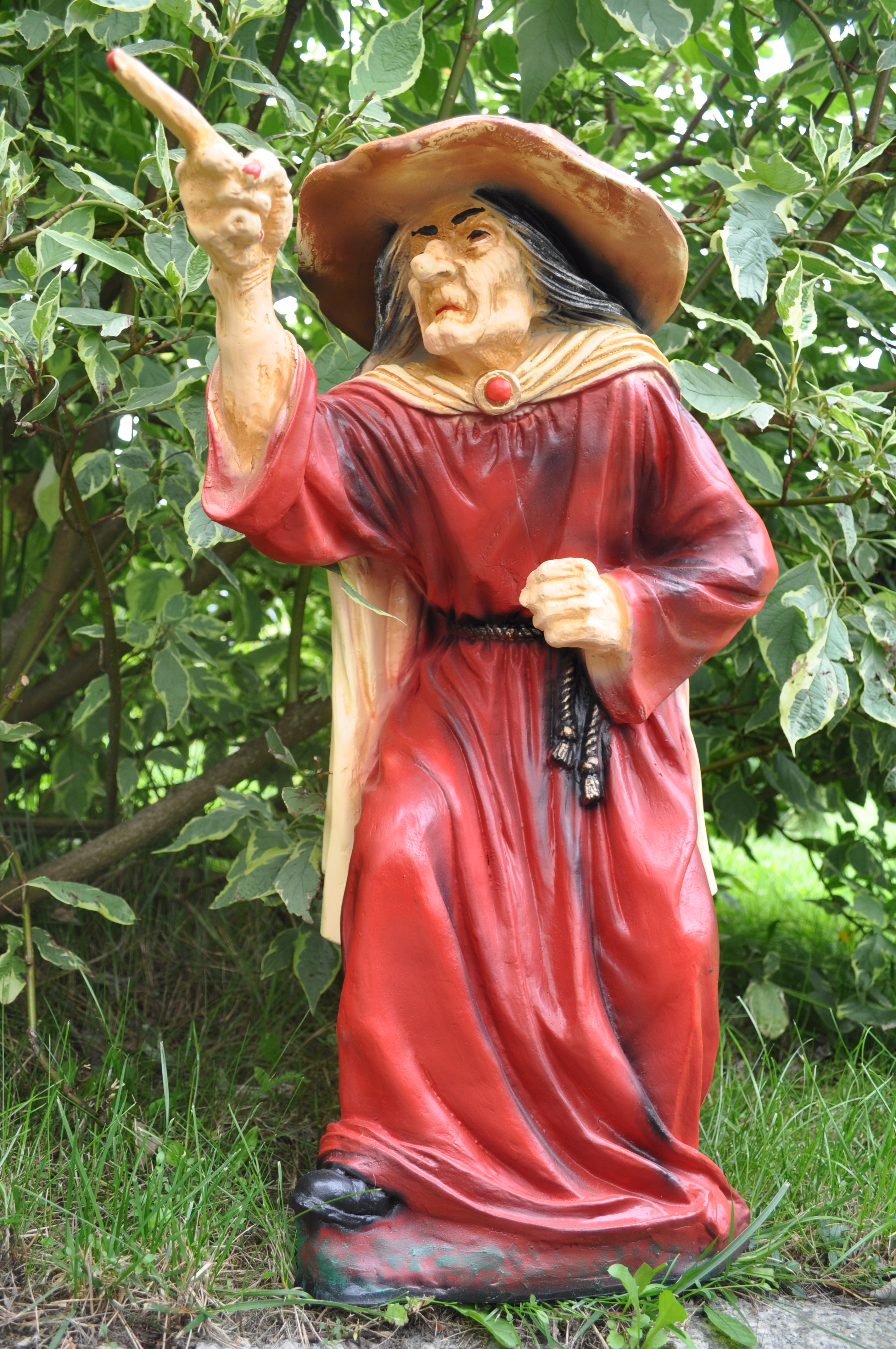 Figur Hexe stehend H 40 cm mit Besen Gartenfigur mit Bewegungsmelder Pfiff HA-HA 